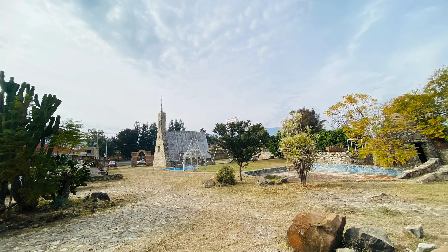 Andador principal de la finca, que conecta los espacios propuestos como áreas de nichos