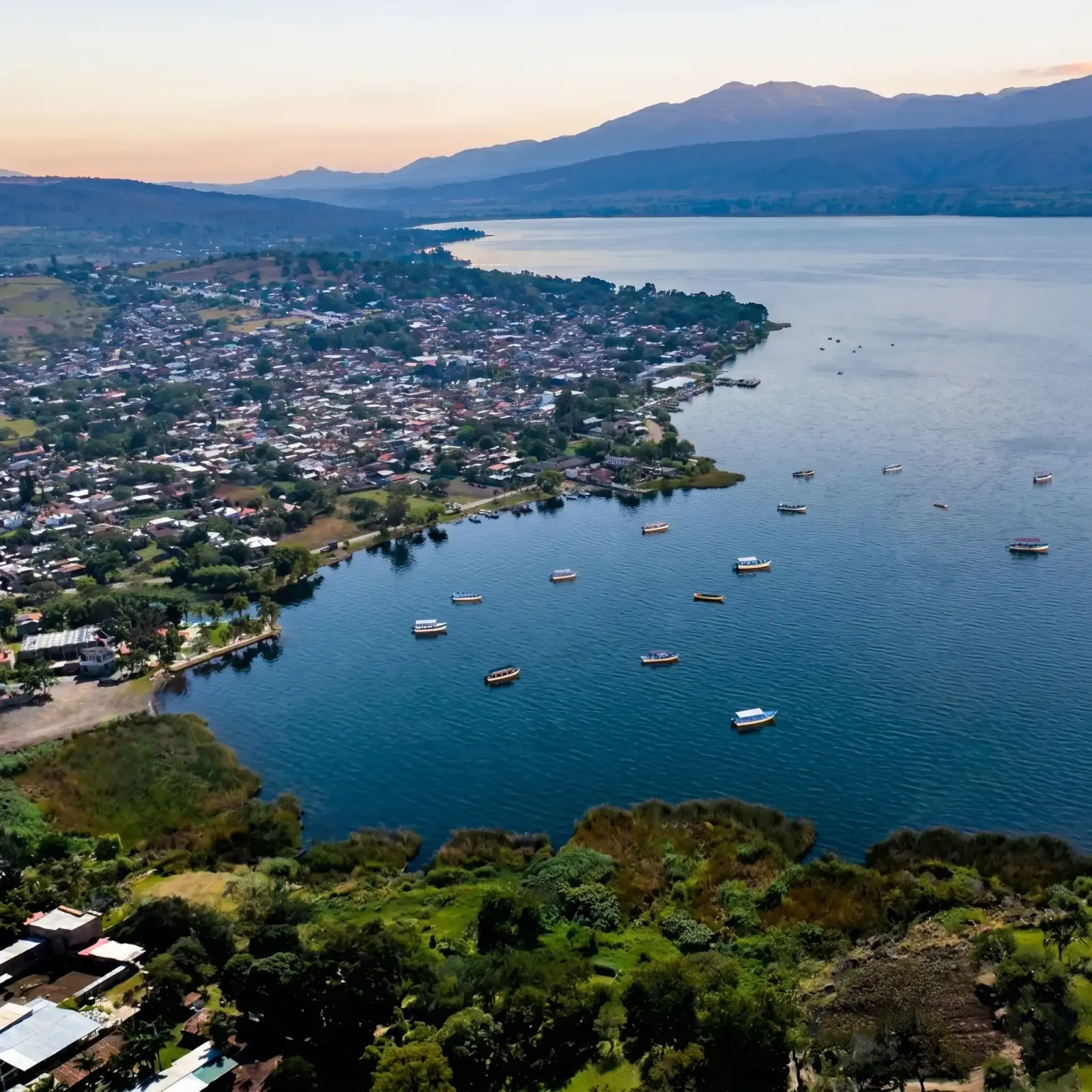 Vista aérea del pueblo de Cajititlán y su laguna al atardecer